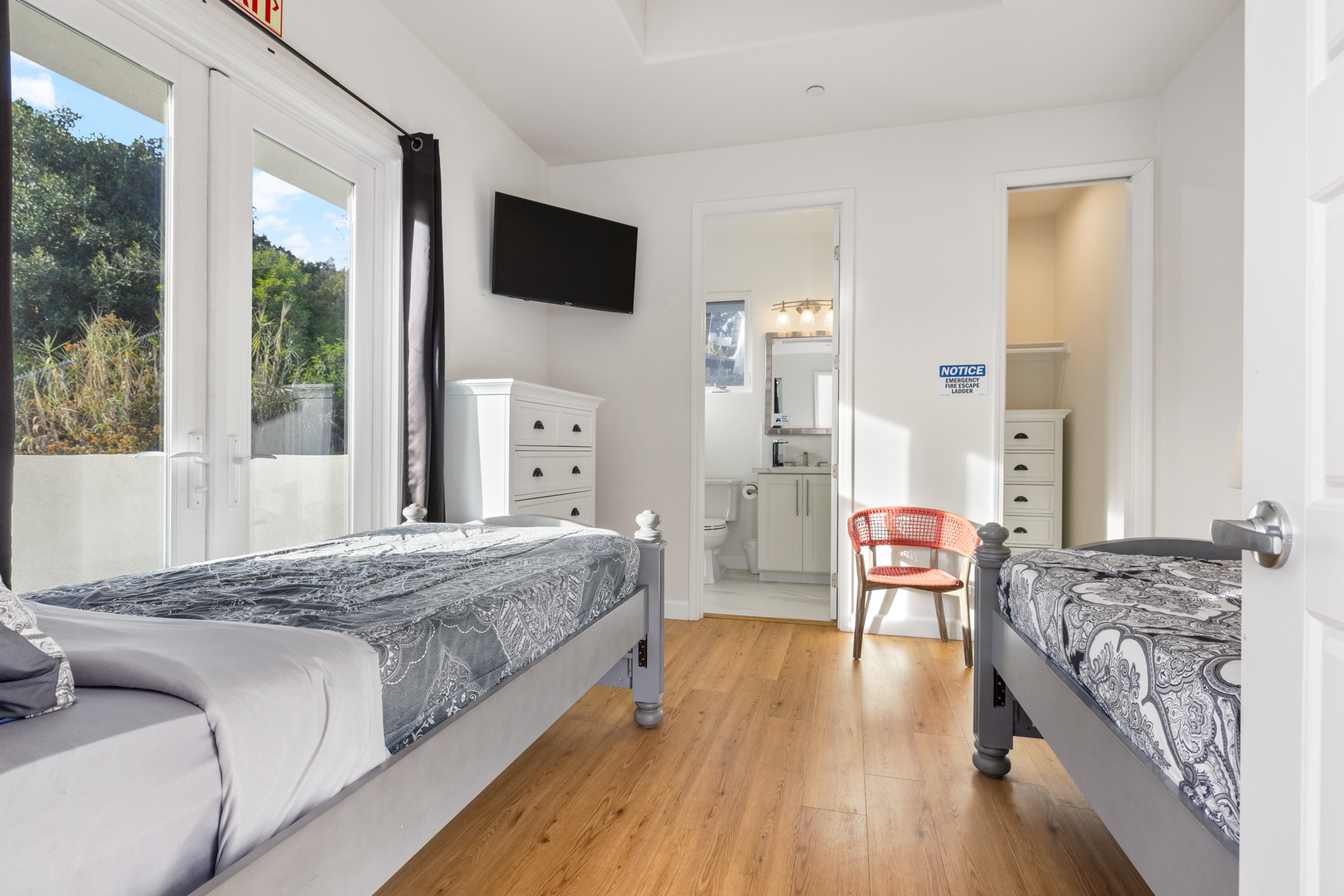Alcohol rehab San Diego bedroom at Coastal Detox of Southern California