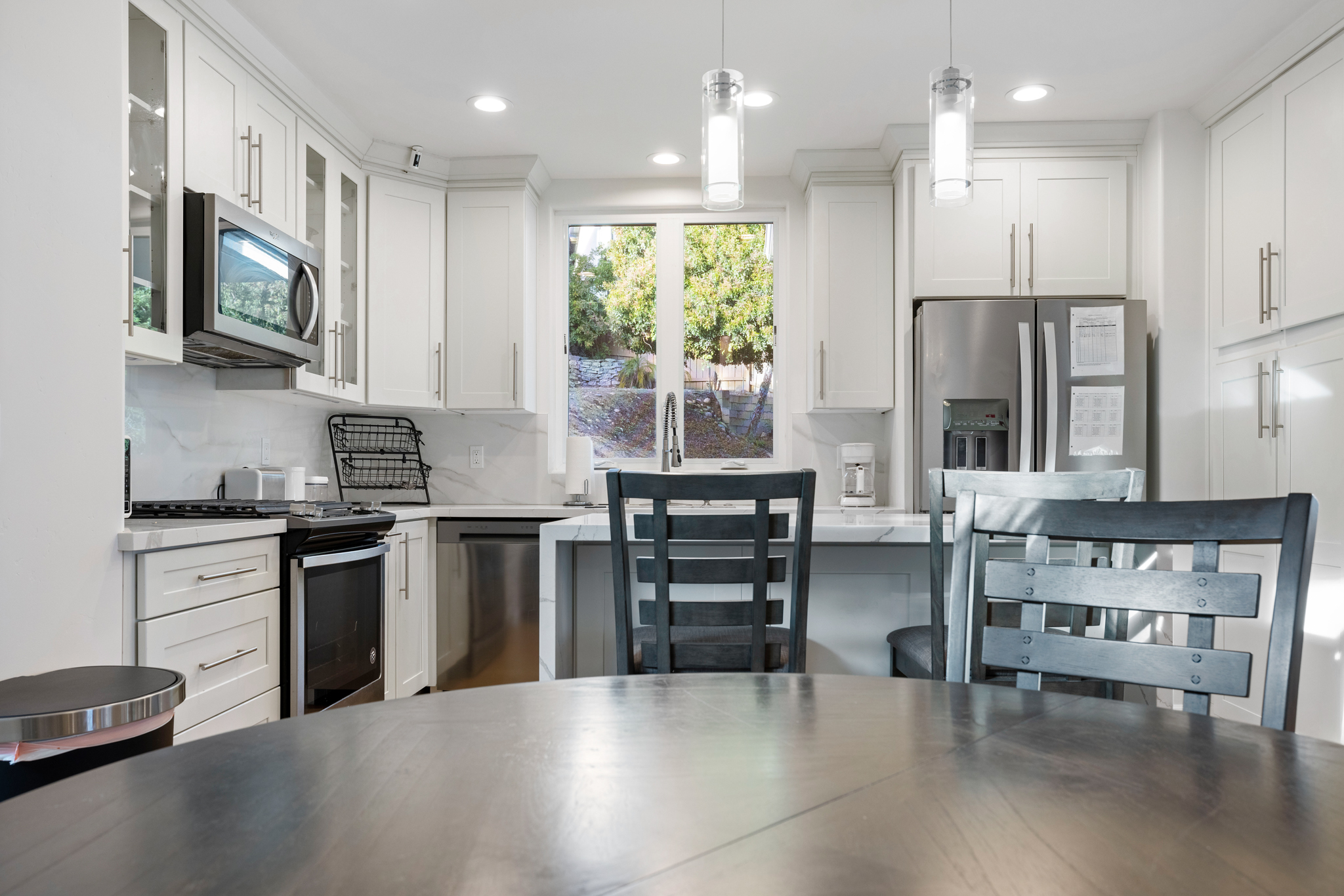 Relaxing breakfast nook and clean kitchen at Coastal Detox of Southern California in San Diego